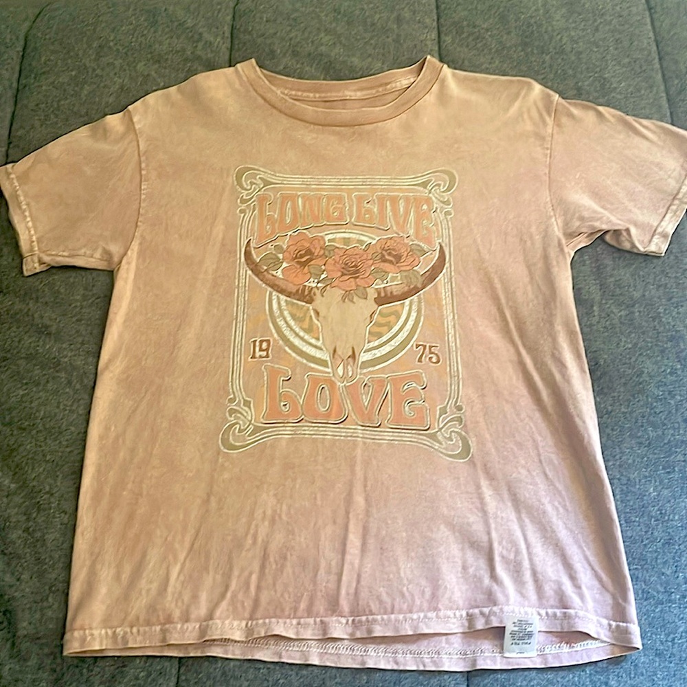 Cute light pink t-shirt with a bull on it